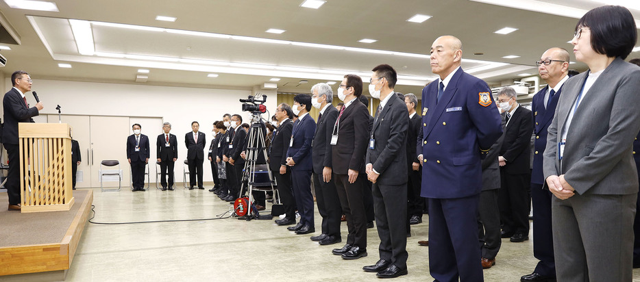 前を向いて頑張っていこうなどと語った竹上市長（左）＝市役所で