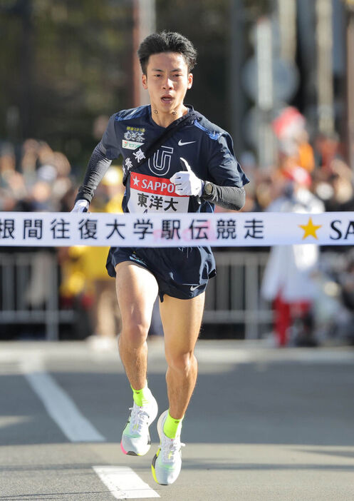 往路９位でゴールに飛び込んだ東洋大５区・宮崎優（カメラ・相川　和寛）