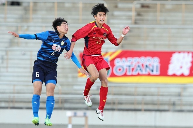 札幌大谷の２年生CB大石（右）。185センチのサイズを生かして空中戦でも負けなかった。写真：梅月智史（サッカーダイジェスト写真部）