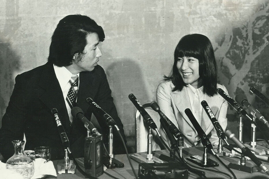 1972年、前川清との離婚会見で笑顔をみせる藤圭子