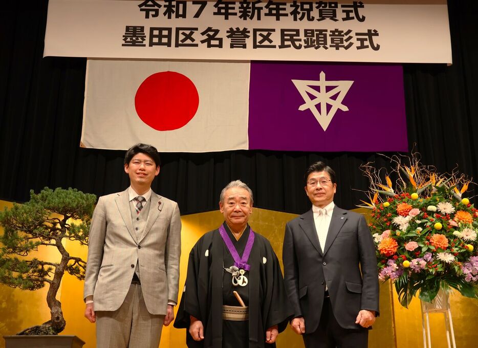 東京・墨田区名誉区民顕彰式に出席した五街道雲助（中央、右は山本亨区長、左は佐藤篤区議会議長