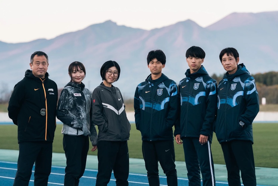 今回のナイキ ランニング メディア キャンプのゲスト。左から名城大学女子駅伝部の米田勝朗監督、米澤奈々香選手、谷本七星選手、東洋大学陸上競技部長距離部門の梅崎 蓮選手、石田洸介選手、酒井俊幸監督