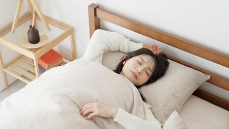 忙しくなると睡眠時間は削られがちだ（写真：mapo_japan/Shutterstock.com）