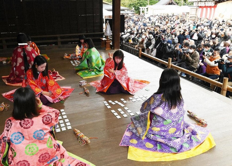 色とりどりの平安装束で優雅に行われた「かるた始め式」＝京都市東山区で２０２５年１月４日午後１時１４分、加古信志撮影