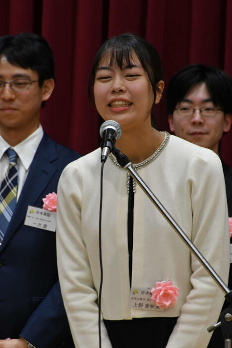 「年女として妹（上野梨紗女流棋聖）に負けないように頑張ります」と張り切る上野愛咲美女流立葵杯