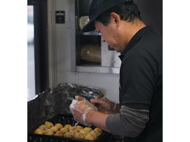 セカンドキャリア“たこ焼き屋”で職人の顔を見せる盟友・山田二三補さん(本人提供)