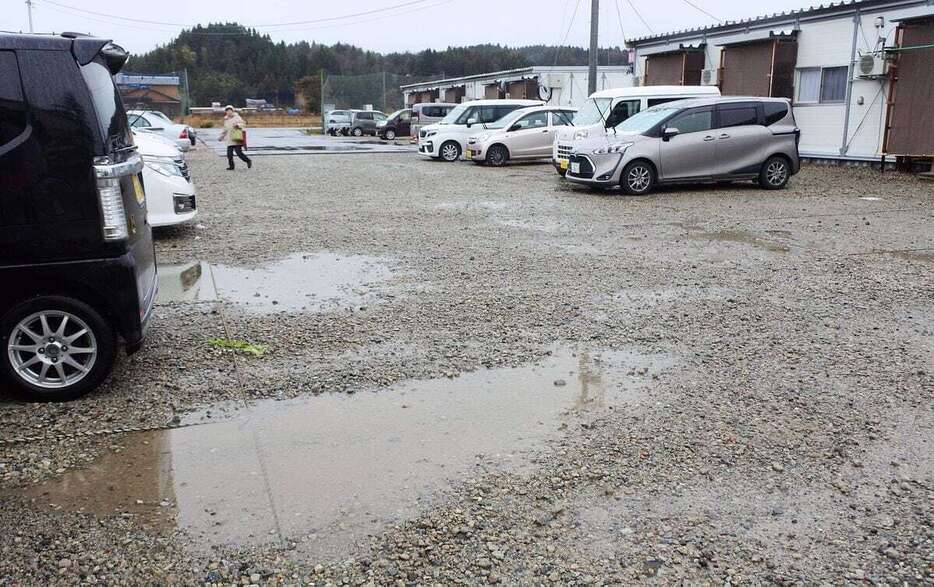 砕石が敷かれた仮設住宅の駐車場。被災地からは全面アスファルト舗装を求める声が上がっている＝12月28日、石川県珠洲市（市岡豊大撮影）