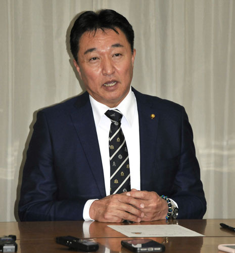 【記者会見で、県議補選への立候補を表明する田中氏＝県庁で】