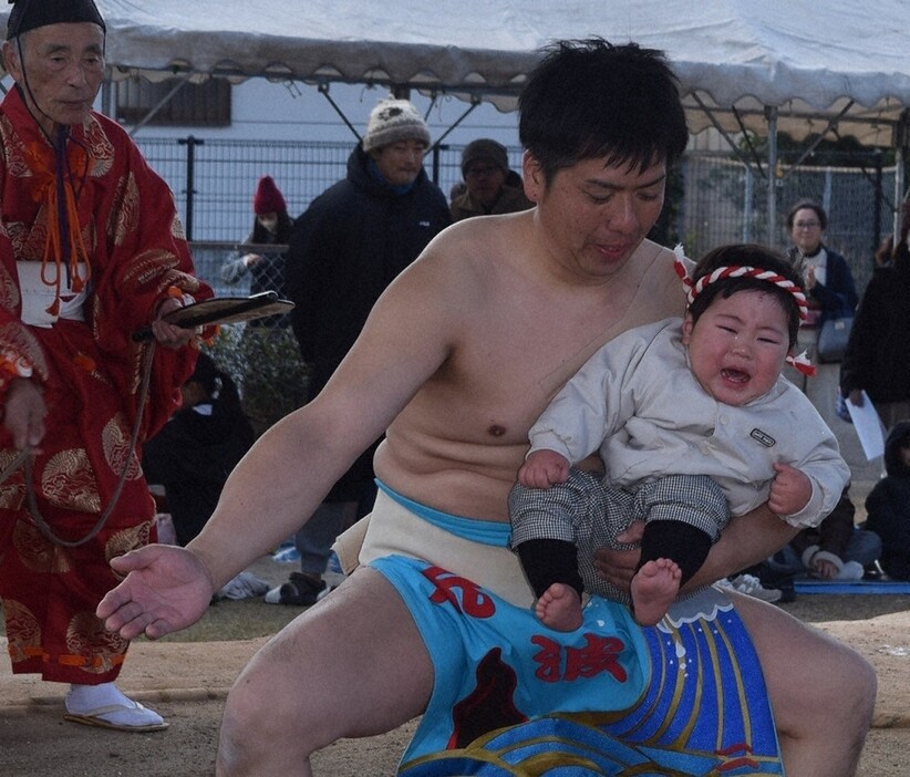 土俵入りで大泣きする赤ちゃん＝鹿児島県枕崎市立神本町の駒場公園で２０２５年１月３日午後０時２１分、梅山崇撮影