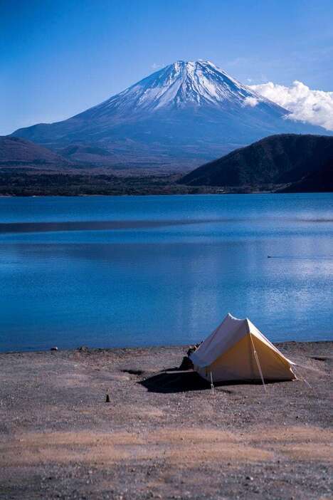 キャンプ場から本栖湖越しに見る富士山（筆者撮影）