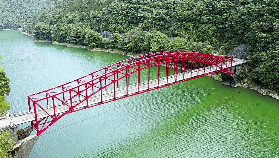 「九州の選奨土木遺産」に認定された尾鈴橋（宮崎県提供）