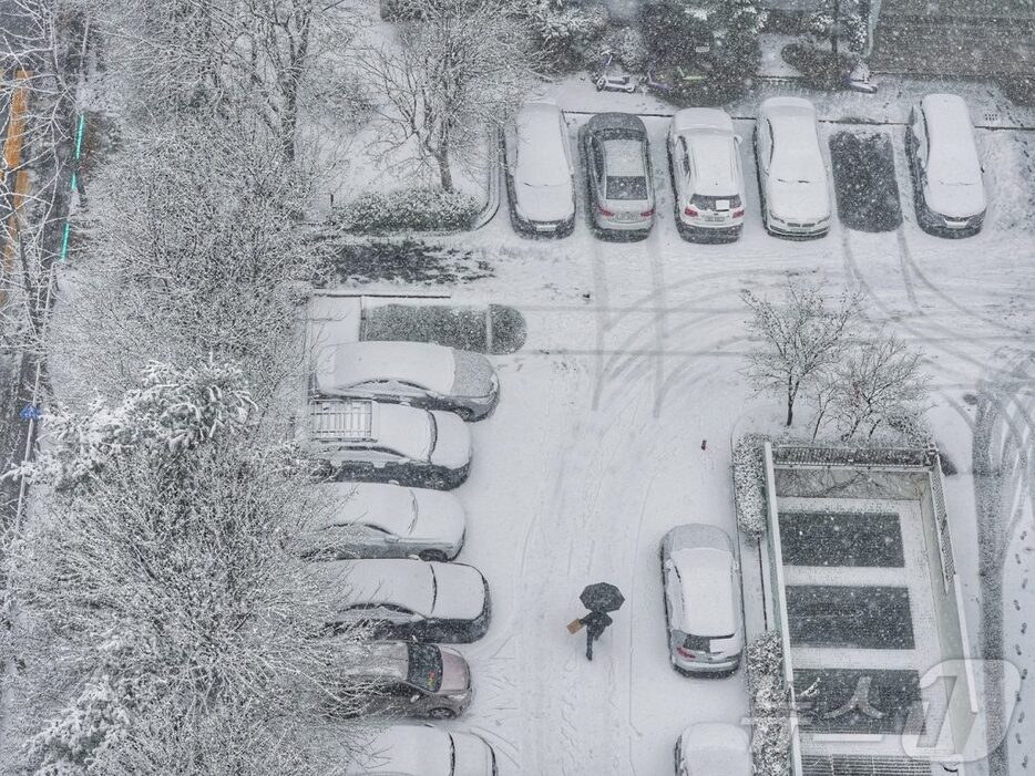 白い雪に覆われた京畿道高陽徳陽区の駐車場(c)news1