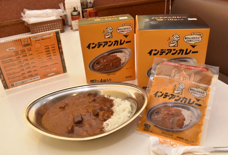 店内で提供されているインデアンカレー（左手前）と冷凍カレーのパック。ルーの冷凍販売は想定以上の人気に＝芽室町で2024年12月26日午前9時55分、鈴木斉撮影