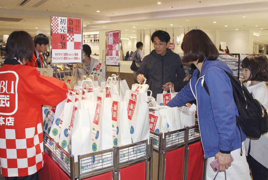 西武池袋本店の「令和初売り祭」で売り出された福袋＝2019年5月1日、東京都豊島区 - 写真＝共同通信社