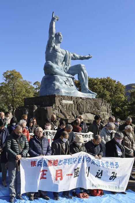 原爆がさく裂した時刻に合わせ、平和祈念像前で黙とうする被爆者ら＝1日午前11時2分、長崎市の平和公園