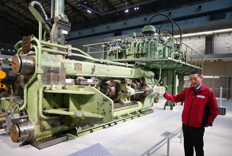 展示品の「アルミ押出機」を紹介する谷畑弘之館長＝富山県黒部市