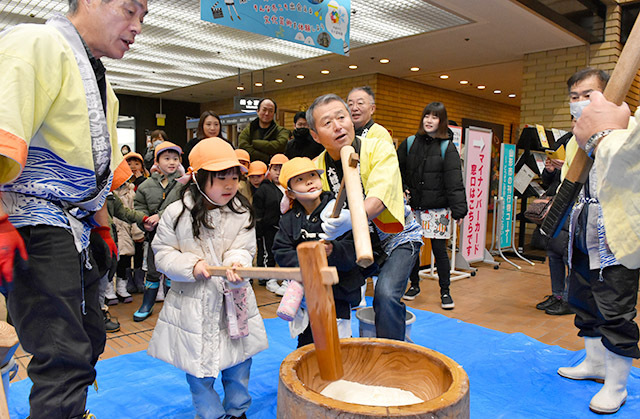 餅つきを体験する子どもたち＝山形市役所