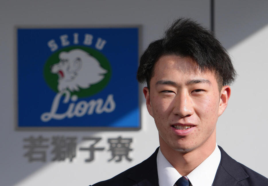 入寮し、取材に応じる西武ドラフト1位金沢高・斎藤（撮影・足立雅史）