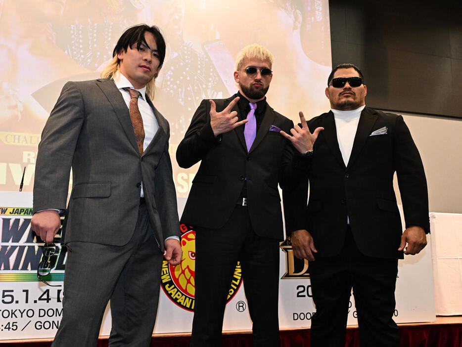 NJPW WORLD認定TV選手権3WAYマッチに出場する、左から大岩陵平、エル・ファンタズボ、ジェフ・コブ（撮影・千葉一成）