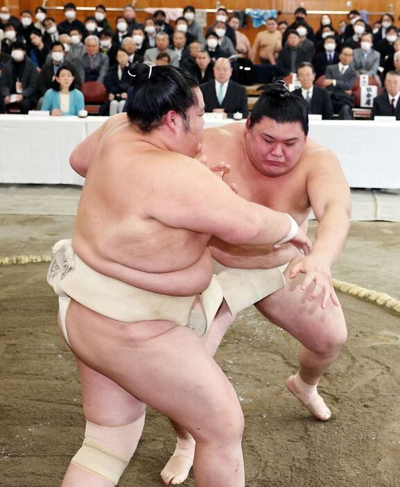 大の里（右）と取組を行う琴桜＝両国国技館の相撲教習所（代表撮影）