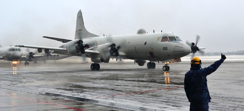 陸上滑走の訓練に向かうP3C哨戒機＝7日午前9時40分ごろ、八戸航空基地