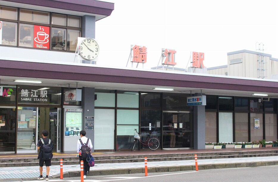 コンビニが復活するハピラインふくい鯖江駅。店舗スペースは右側＝昨年7月、福井県鯖江市