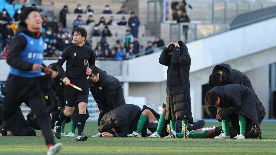 試合に敗れ肩を落とす静岡学園イレブン＝U等々力（撮影・萩原悠久人）