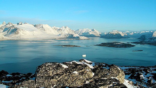 氷山とグリーンランド Jensbn - December 2005 CC 表示 2.5 https://commons.wikimedia.org/wiki/File:Greenland_scenery.jpgによる