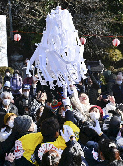 激しくもみ合いながら大梵天を取り合う参拝者＝3日午後、本宮市・岩角山岩角寺