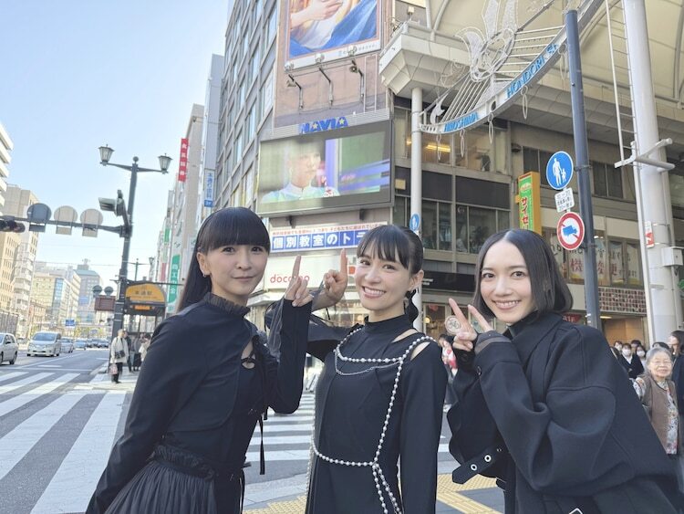 ナビアの前で記念撮影をするPerfume。