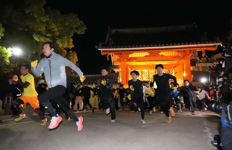 一斉に本殿を目指して走り出す人たち＝10日午前６時、兵庫県西宮市の西宮神社（沢野貴信撮影）