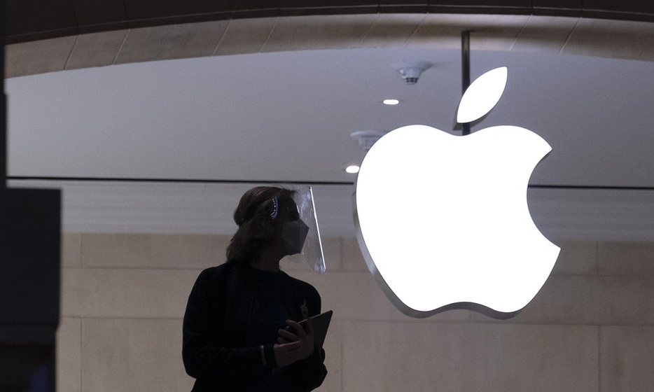 米アップルのロゴ＝2021年2月、ニューヨーク（AP＝共同）