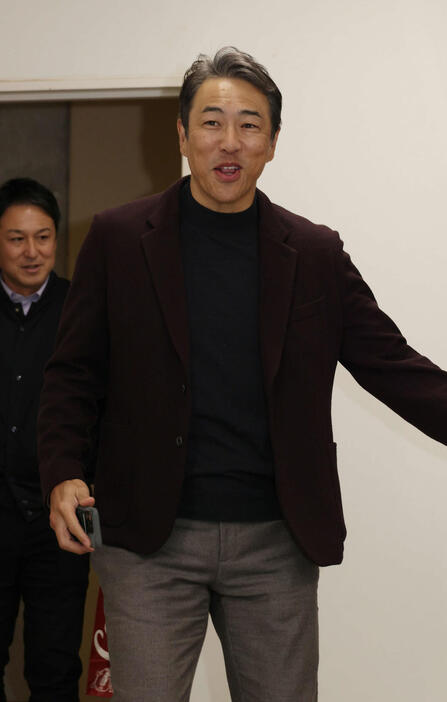 契約後、囲み取材に応じる広島黒田球団アドバイザー（撮影・加藤孝規）