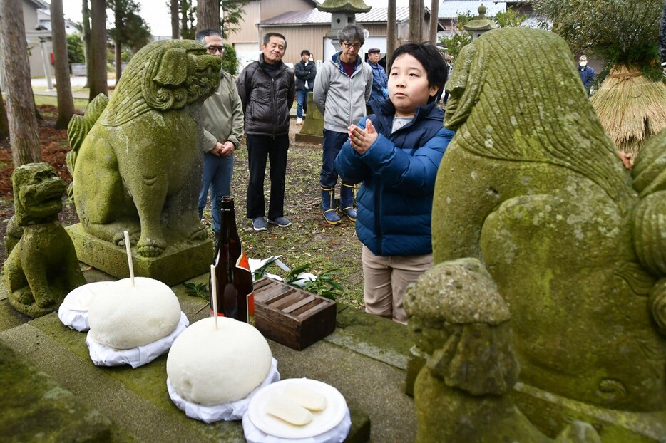 大きなおにぎりを供え、豊作を願った「合葉の神祭り」＝1月4日、福井県坂井市坂井町島の春日神社境内