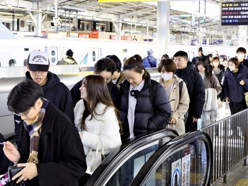 Ｕターンラッシュで混雑する新幹線ホーム（４日午前、ＪＲ新大阪駅で）＝前田尚紀撮影