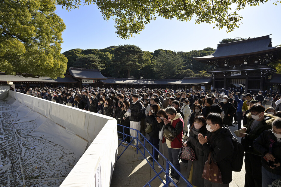 新年を迎え、大勢の初詣客で賑わう東京・明治神宮＝１日