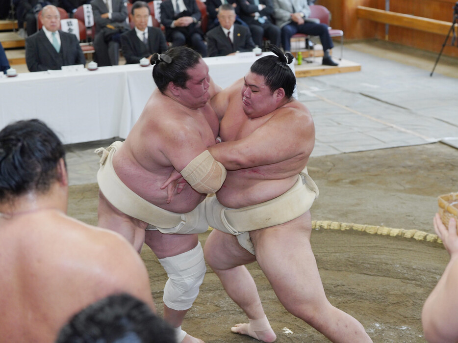 大相撲初場所を控えた６日、横綱審議委員による稽古総見が国技館内で行われ、両膝の古傷や糖尿病による２場所連続休場からの復帰を目指す横綱照ノ富士（左）はまずまずの動きを見せた。写真右は大の里（代表撮影）