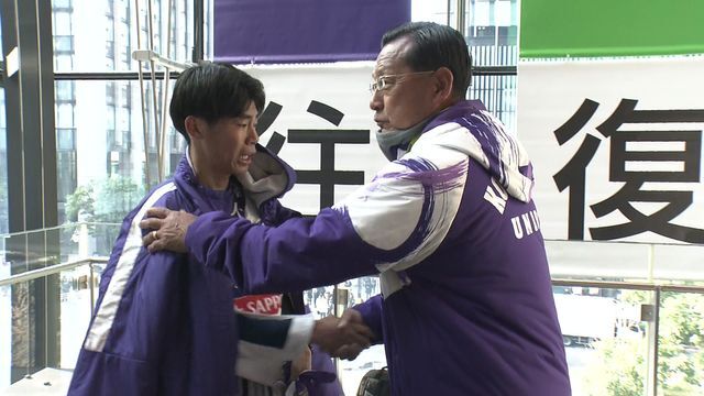 駒澤大学の大八木弘明総監督は、フィニッシュテープ切った小山翔也選手を激励