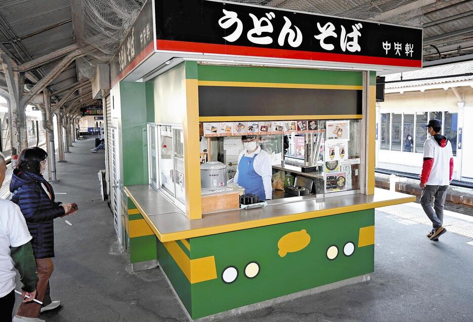 ゆふいんの森をイメージしたデザインになったJR鳥栖駅ホームの立ち食いうどん店