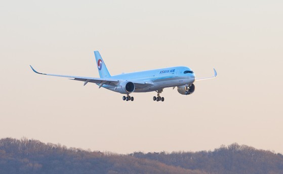 大韓航空のＡ３５０－９００型機が金浦（キンポ）空港の滑走路に着陸している様子。［写真　大韓航空］