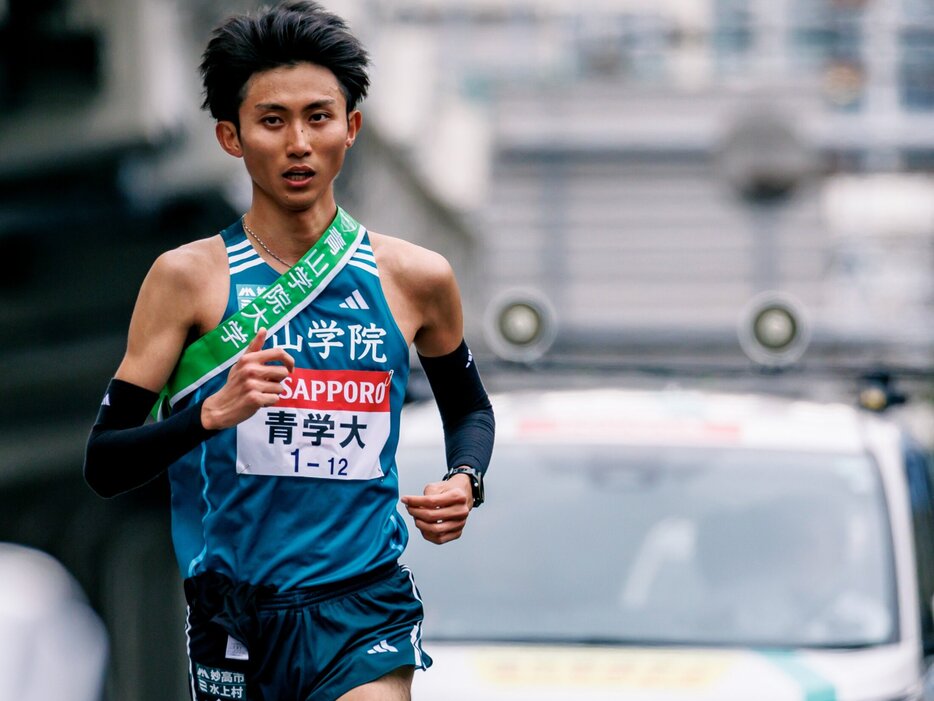 9区を任された青学大キャプテン・田中悠登（4年）。原監督の乗る運営管理車を背に区間2位で好走した photograph by Kiichi Matsumoto