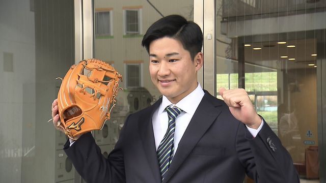 グラブを手にした田中陽翔選手