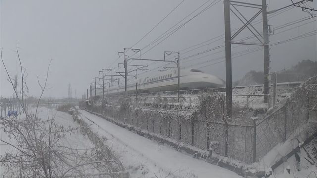 滋賀・彦根市付近を走る新幹線（10日午前10時半ごろ）