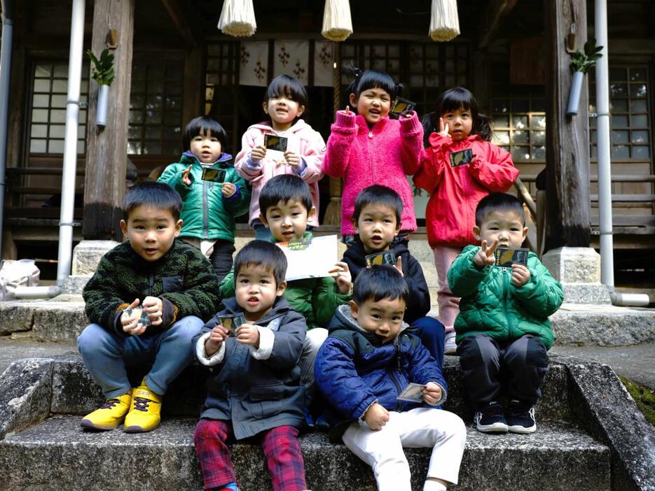 開運イチョウカードを手にする園児