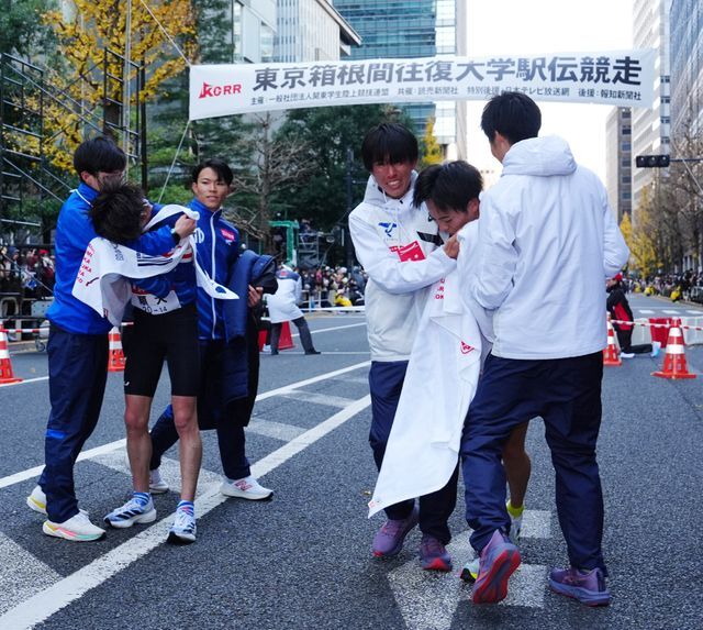 10位の帝京大(右)とわずか7秒差でシードを逃した順天堂大(左)〈写真：日刊スポーツ/アフロ〉