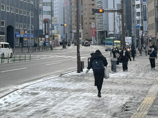 雪が降り、路面に積もった福岡市中心部=2025年1月10日午前9時24分、同市中央区、太田悠斗撮影