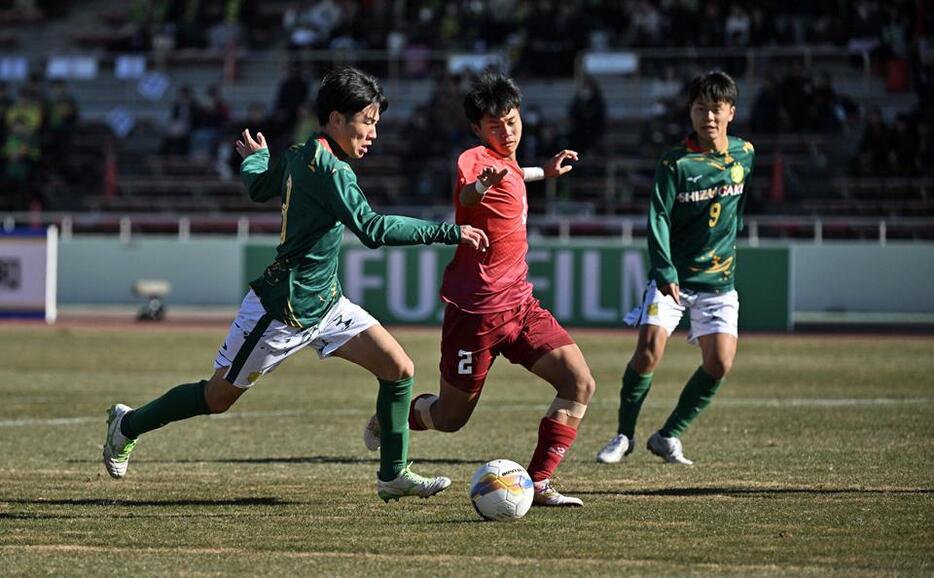 静岡学園－高知　前半7分、先制点を決めた静岡学園・天野（左）＝浦和駒場スタジアム