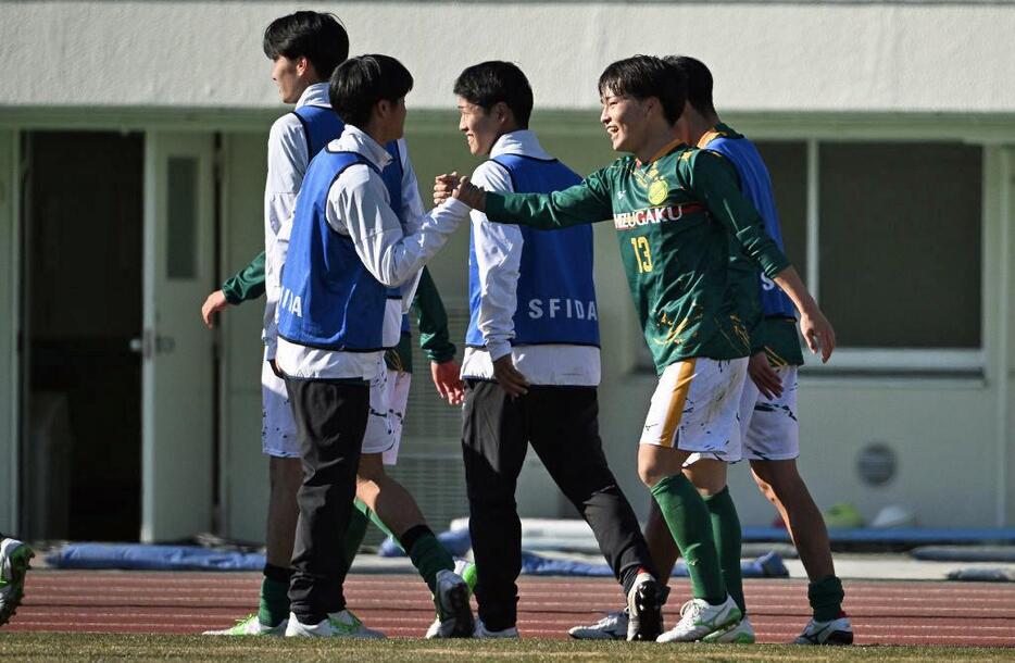 静岡学園―高知　後半14分、2点目を決めて喜ぶ静岡学園・篠塚