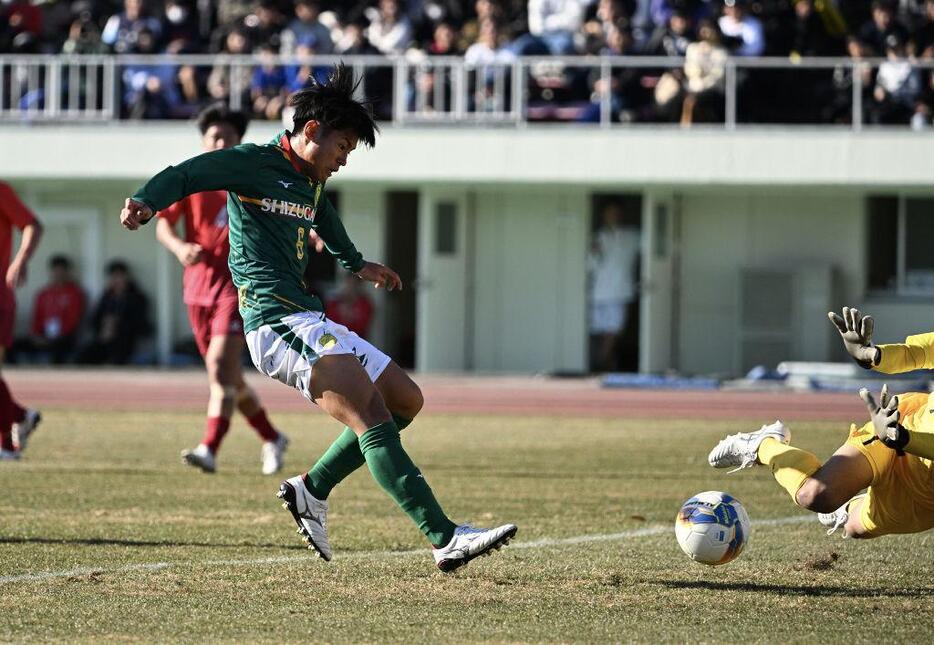 静岡学園―高知　後半、シュートを放つ静岡学園・野田