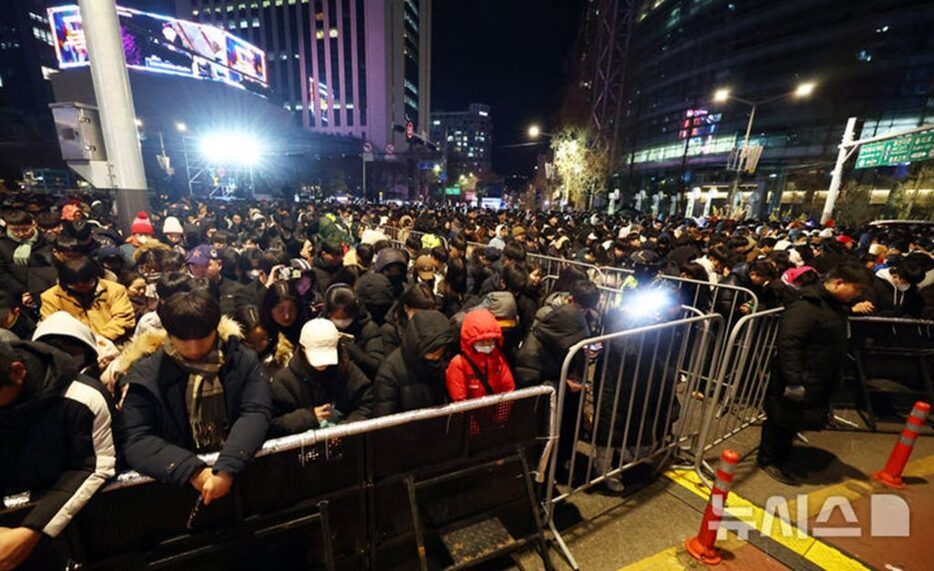 31日、ソウル市鍾路区の普信閣で開かれた「除夜の鐘」打鐘イベントで、済州航空旅客機事故の犠牲者を追悼し黙祷する市民ら(c)NEWSIS